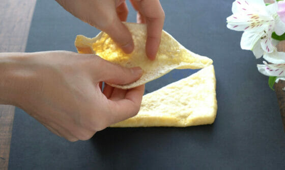 破かずにパカン！油揚げの簡単な開き方に「楽にできた」「イライラが解消された」の声 - macaroni