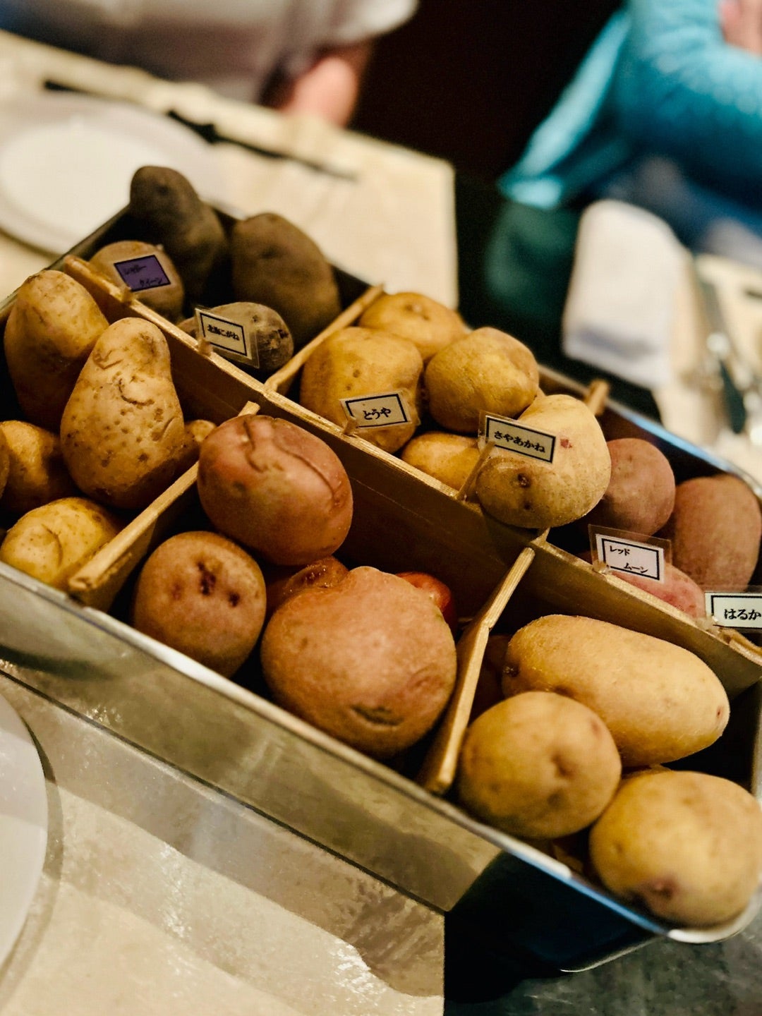 中央・総武線 本八幡駅で見つけた 「Lamp Light じゃがいも」 @jyagamaster「いつも脇役のじゃがいもを主役に」そんな想いで始めたポテト料理専門店！ 多い時で約25種類のじゃがいもを使い、品種の特徴にあった料理を提供しています。 6種類のじゃがいもから好みの