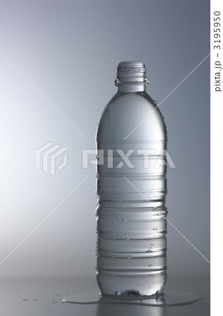 ペットボトルと水 28177002577 の写真・イラスト素材アマナイメージズ