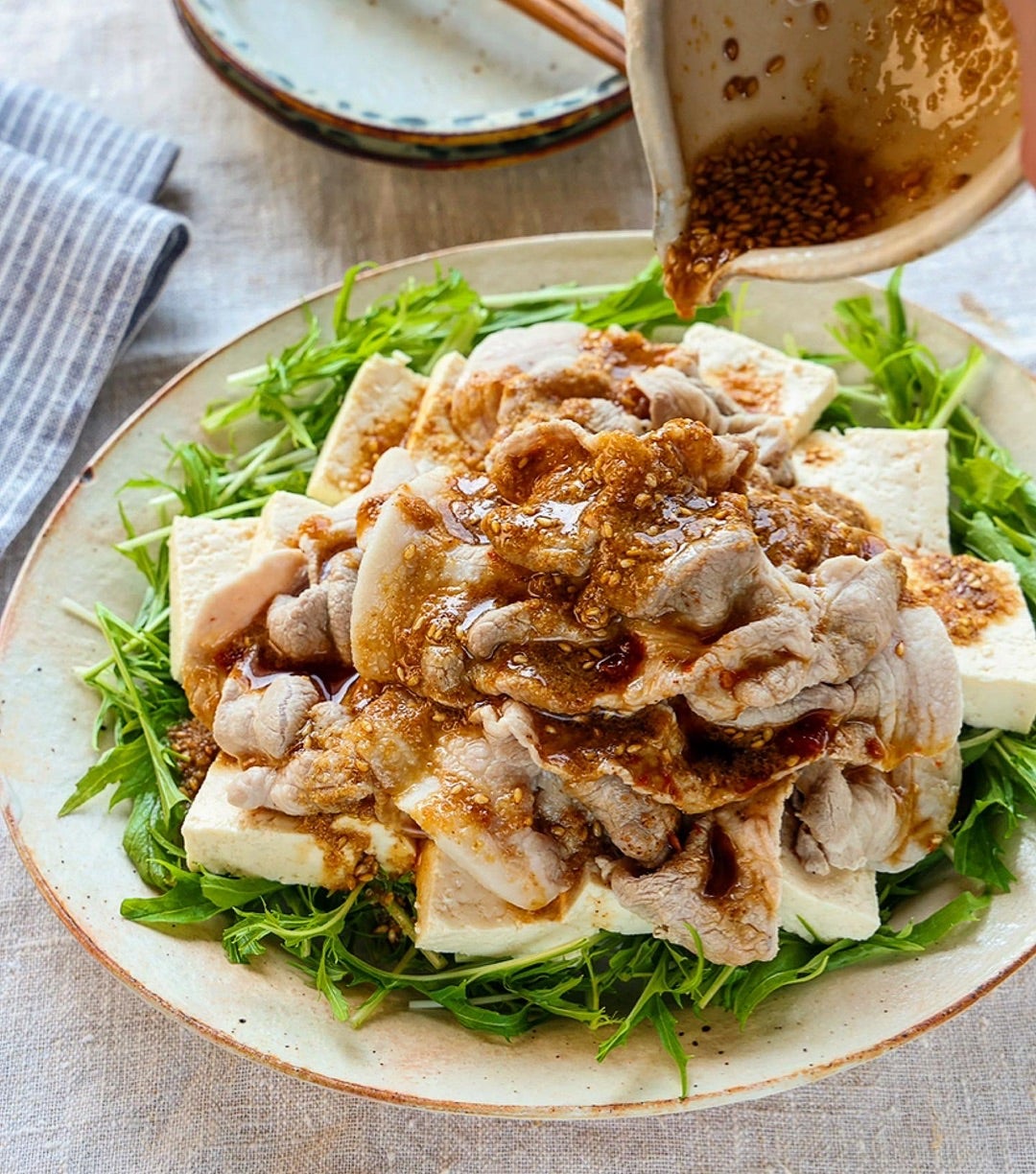 コチュジャン香る冷しゃぶサラダ🇰🇷 和豚もちぶたのバラしゃぶしゃぶ肉は、あっさりした脂身と旨みの濃い赤身が合わさった軽やかさが特徴💡豆もやしなどの軽い歯ごたえのある食材と組み合わせると、口の中いっぱい噛み応えの楽しさと旨みが広がります♪ もやしやレタス