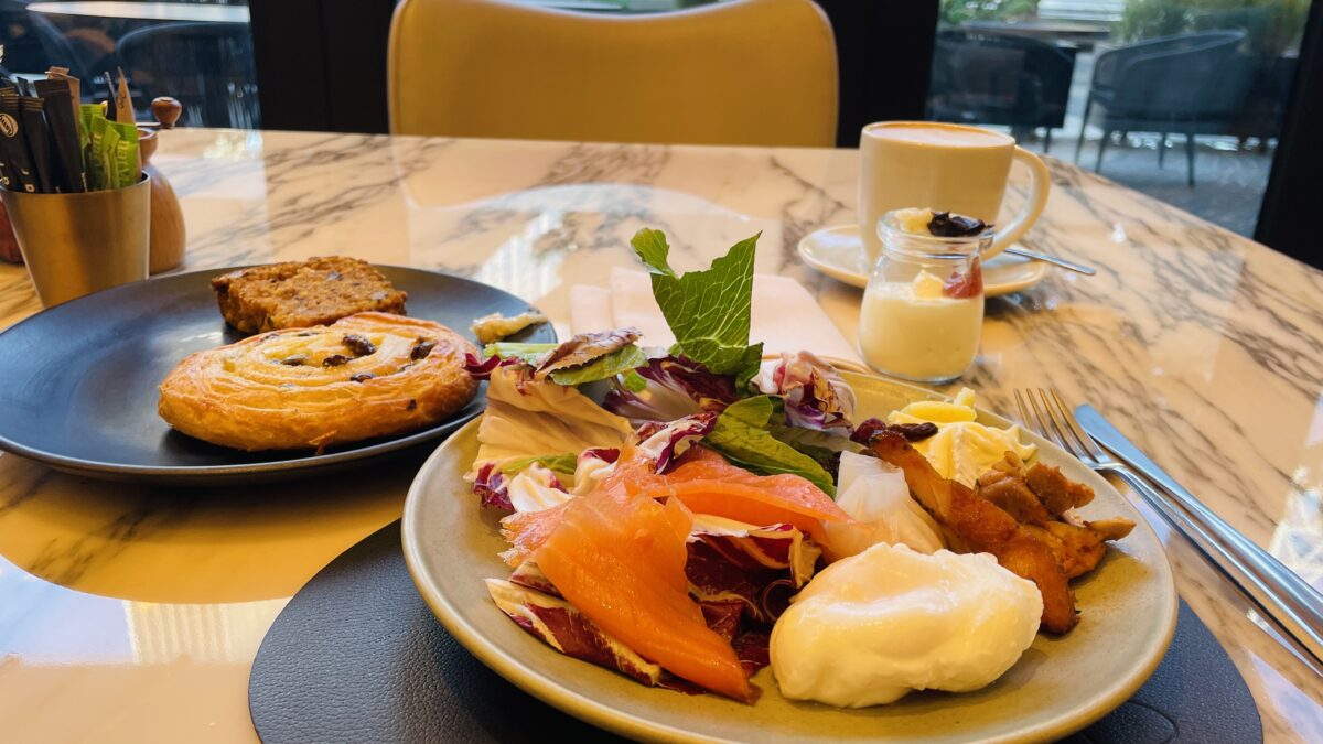 朝食リポ 「ザ・リッツ・カールトン福岡」クラブラウンジの朝食へ！選べる卵料理とクロッフル明太フランスもお気に入り│193go.jp いくみごードットジェイピー