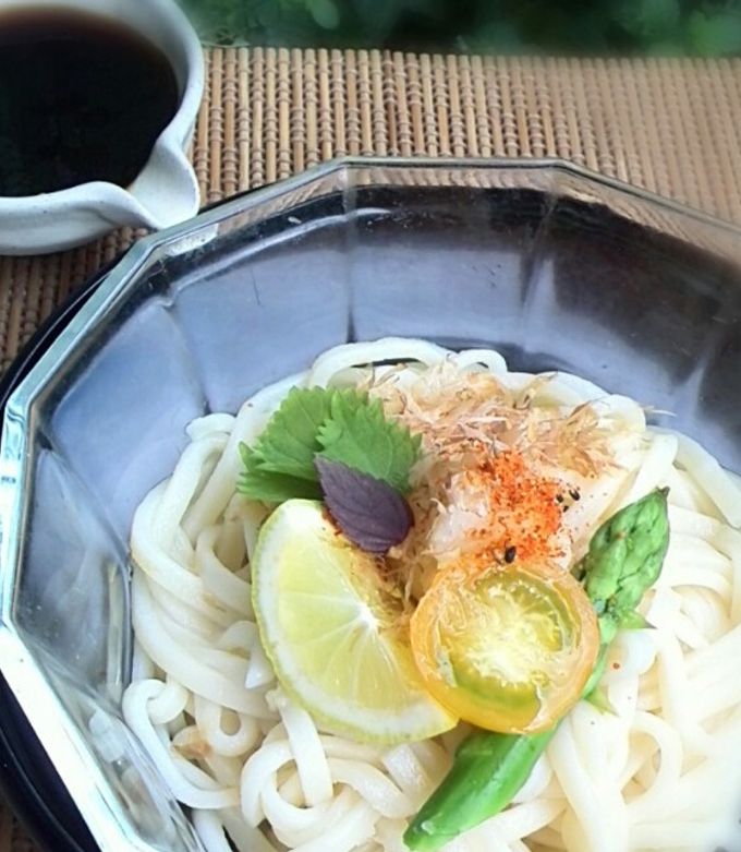 冷やしぶっかけうどんだしも飲み干す夏定番うどん