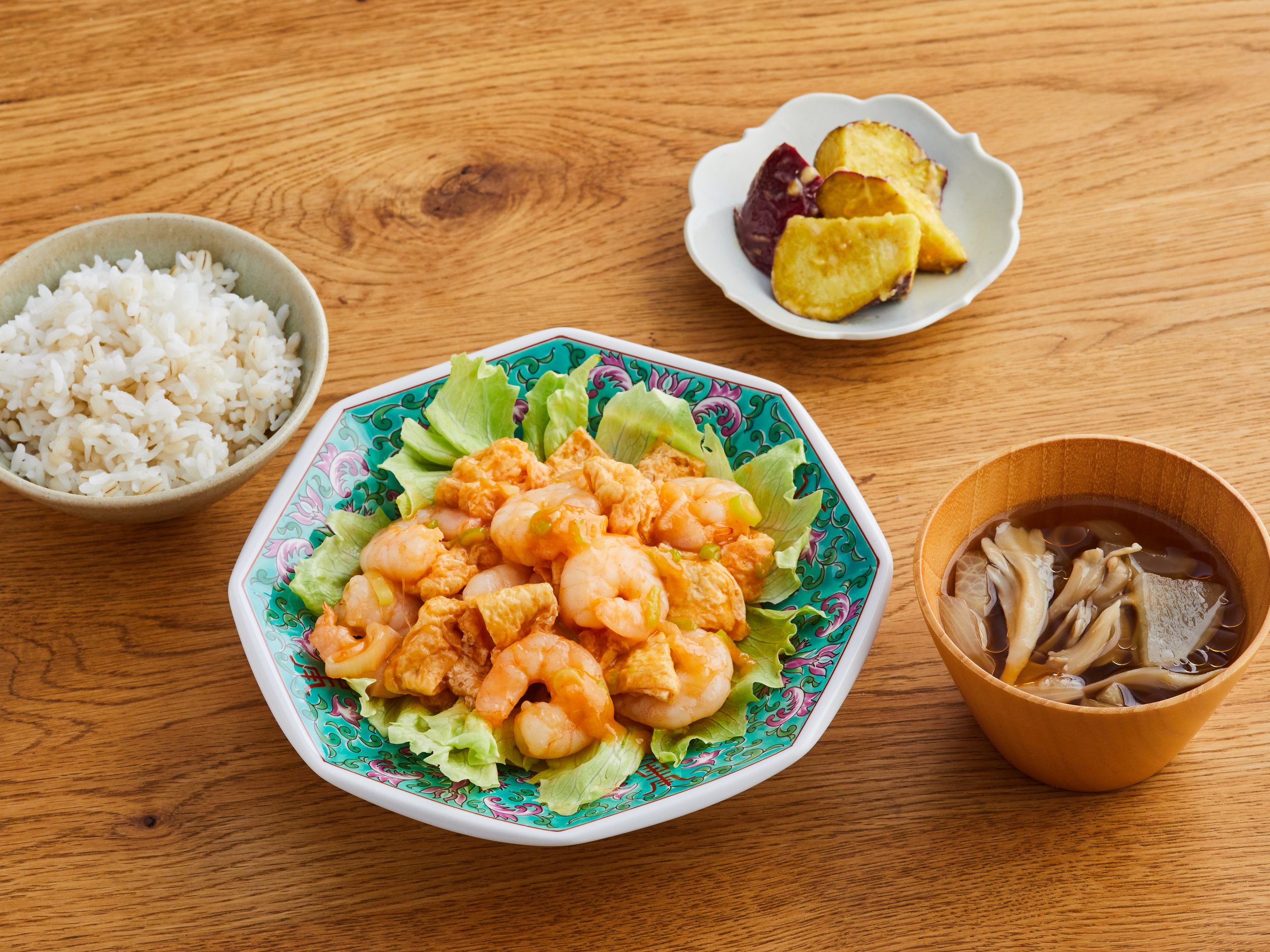 こんばんは‎𓂃 。今日の晩ご飯投稿です☺︎エリンギでかさましエビチリスワイプレシピあります📝❁献立❁ ❍エリンギでかさましエビチリ📝❍トマト納豆 ❍ピーマンとかぼちゃの甘辛 ❍小松菜と豚肉のお味噌汁 ❍白ごはん