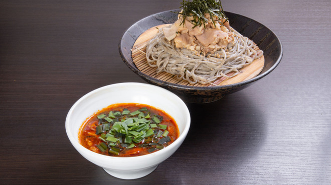 天ぷらと蕎麦 さくら ＝＝＝＝＝＝＝＝＝＝＝＝＝＝＝＝＝＝＝＝＝＝＝＝＝＝＝ すすきの の喧騒を少し離れた、隠れ家的な和空間で“揚げたての天ぷら”と“手打ち蕎麦”をしっぽり堪能。 衣はサクッと軽やか、海老はぷりぷり。旬の野菜は素材の甘みが引き立ってて、塩で