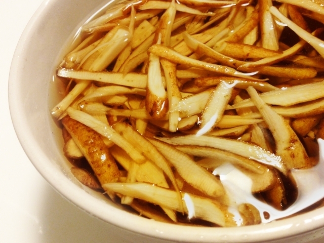 ごぼうが赤いのは大丈夫？変色の原因と食べても安全かプロが徹底解説！ - macaroni