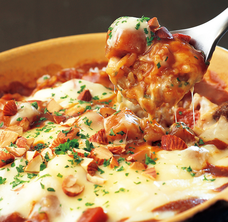 ドリアは日本で誕生した洋食です。フランス料理にもイタリア料理にも存在しません。1930年ごろ、横浜の「ホテルニューグランド」で当時のスイス人料理長によって考案、提供されたのが始まりとされています。グラタンとの大きな違いは「ごはんを使っていること」。ごはん