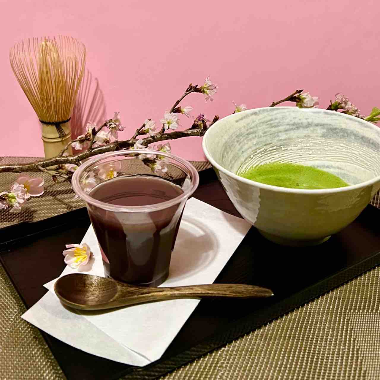 セブンイレブン なめらかあんの水ようかん 和菓子 夏といえば水ようかん 食べ方が面白い 真ん中をギュッと押し出して食べます。上は切らなくても出てくる。 片手で食べられます。 味もグーセブンイレブンなめらかあん水ようかんなめらかあんの水ようかん