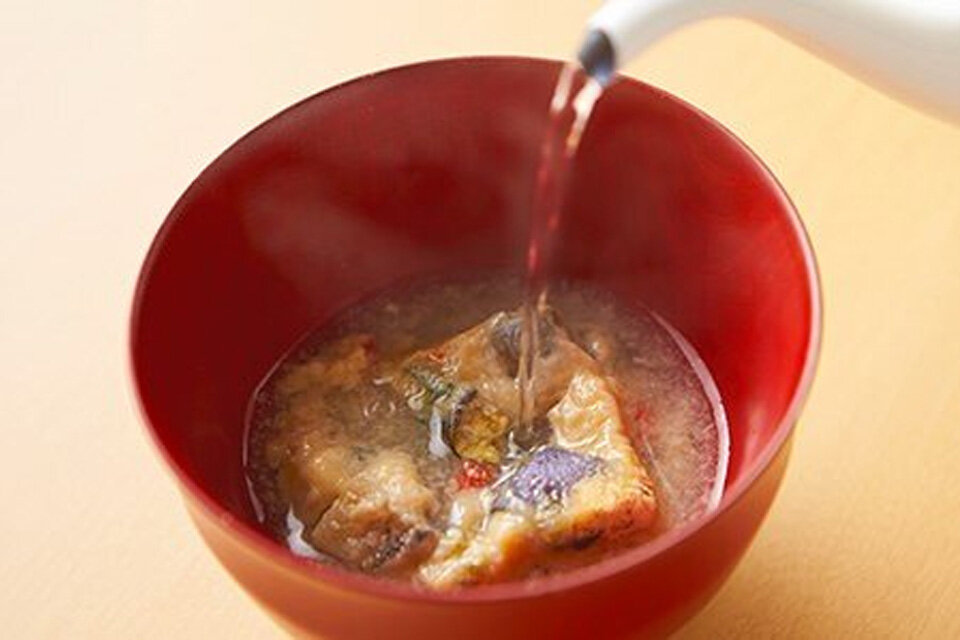 調査 飲み過ぎ食べ過ぎたときの対処法 飲み過ぎたら、男女共に約6割が水やお茶をたくさん飲み、食べ過ぎたら、女性の7割弱は食事の量を減らす・軽くする傾向に一般社団法人日本健康食育協会のプレスリリース