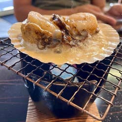 飲み屋街も静まり返って 〜 📍はまなす通り・ばんちゃん 北海道紋別市🏷 ねもぱい道東ねもぱいの酒場放浪記🏮 . 紋別の夜は市内中心部のはまなす通り がオススメ。通りの入り口のゲートの明朝体で縁取りされた「はまなす通り」の赤と青のネオンの輝きが混ざって