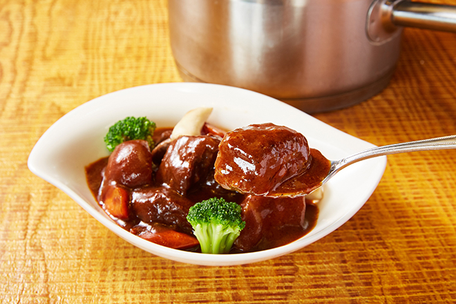 ビーフシチューごはん🍛 ⁡ おととい作ったビーフシチューで ワンプレートランチ。 ⁡ ちょっと固めの薄切り牛肉、 じっくり煮込んだら柔らかく☺️👌⁡ 市販のルーで味付け。Houseにしてみました具は玉ねぎ、ニンジン、エリンギ、 じゃがいも、ひよこ豆。 ⁡ 仕上げに