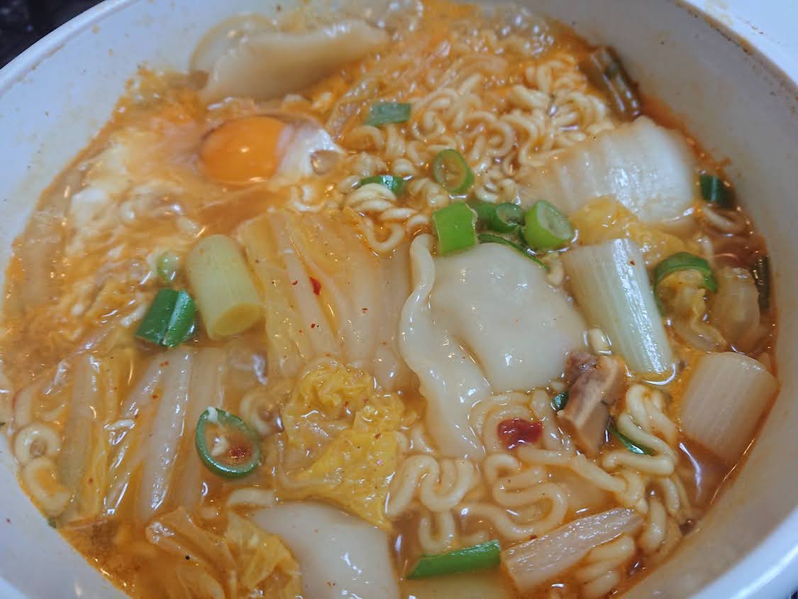 材料, 辛ラーメン, 麺つゆ50ml, 水350ml, 白菜200g, 豚肉200g, チーズ, これは最高に美味しいのでぜひお試しください🙏,辛ラーメンアレンジ鍋レシピ簡単レシピかんたんレシピ一人暮らしごはん