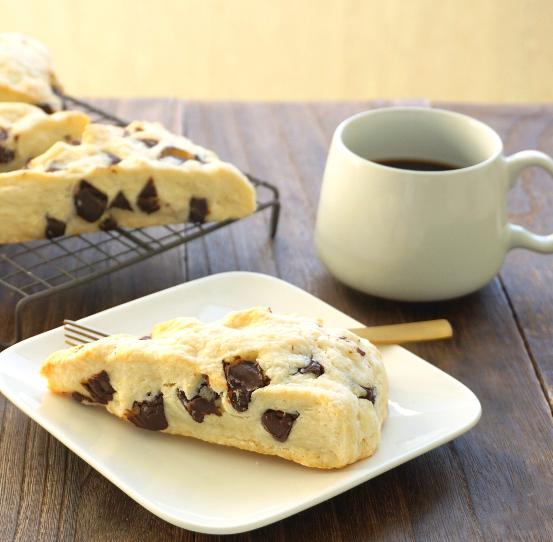 チョコチャンクスコーン スコーン 2個入り チョコ お菓子 スイーツ お取り寄せ 冷凍発送 おすすめ 人気 美味しい 焼き菓子 贈り物 記念日プレゼント : パティスリー モーベギャルソン - 通販 - Yahoo!ショッピング