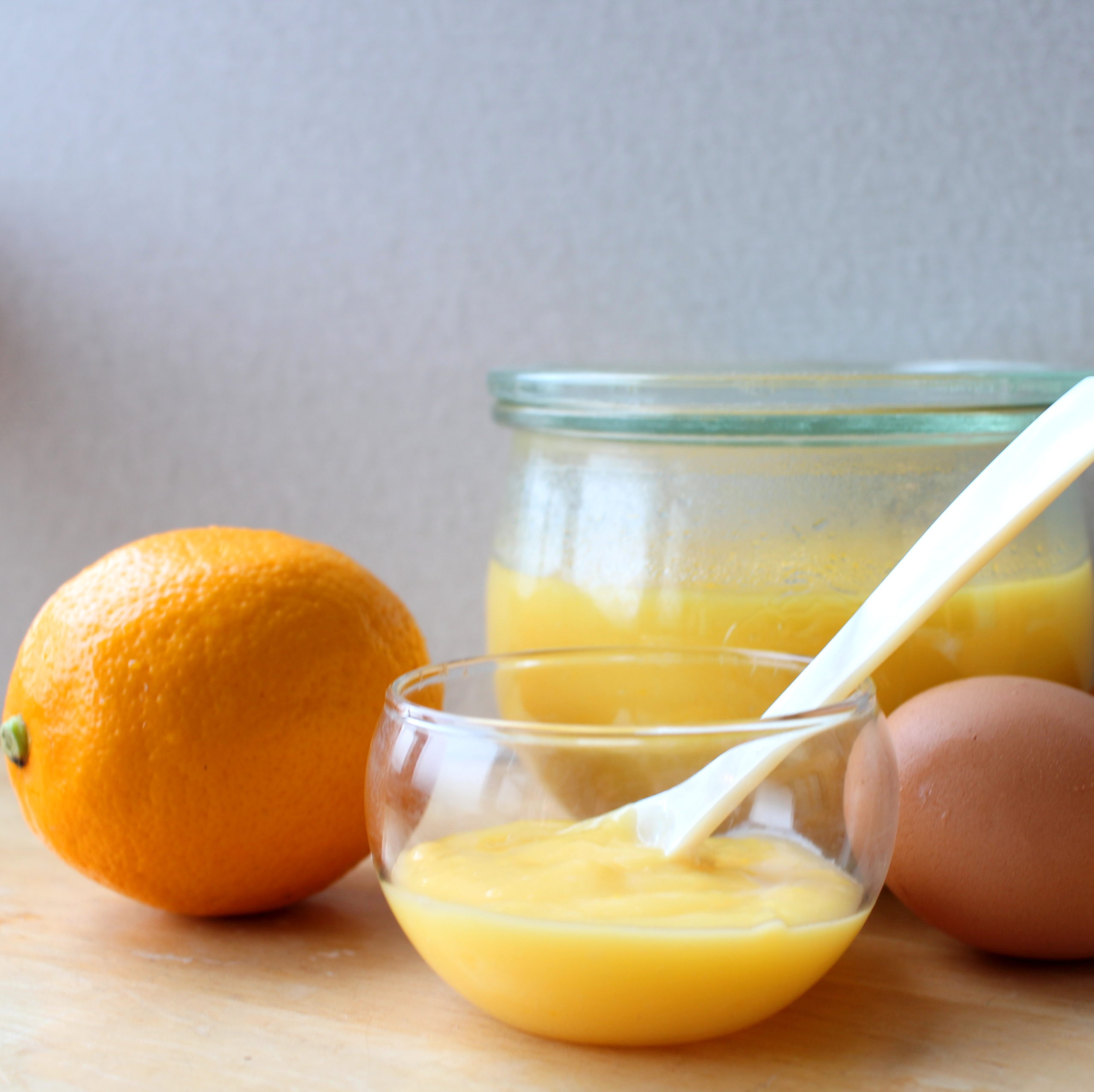 レモンカードアイス。 今日ご紹介するのはきゅんと甘酸っぱいレモンカードをアイスクリームにアレンジしたレモンアイス。途中で混ぜなくても滑らかに仕上がります。✤✤✤ 材料 3人分くらいレモンカード 50〜70g 生クリーム 100g 砂糖 20g 作り方 ①生クリームに砂糖