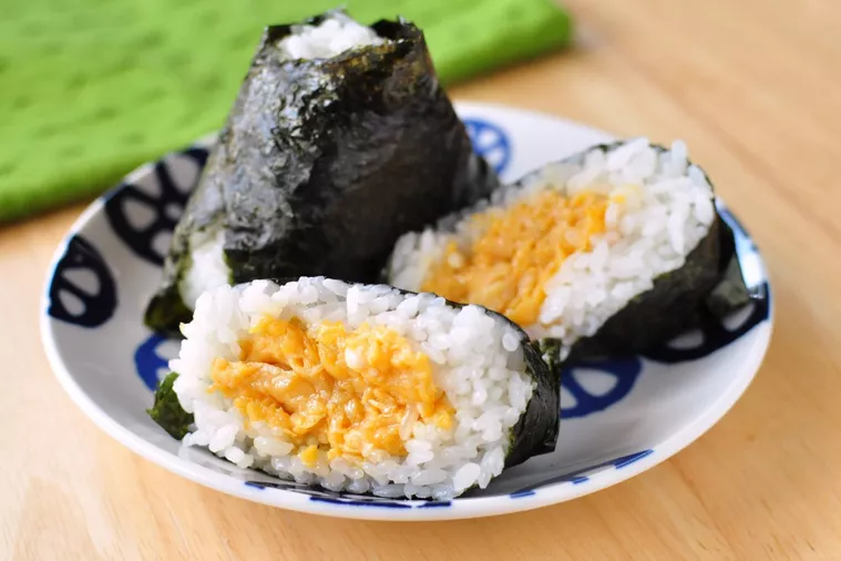 カリッとおこげが香ばし！鶏そぼろのあんかけ焼きおにぎり