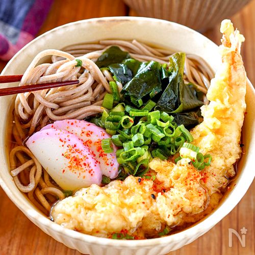 温かいそばの人気レシピ28選。夜食もしっかり食べたい日も満足！ - macaroni