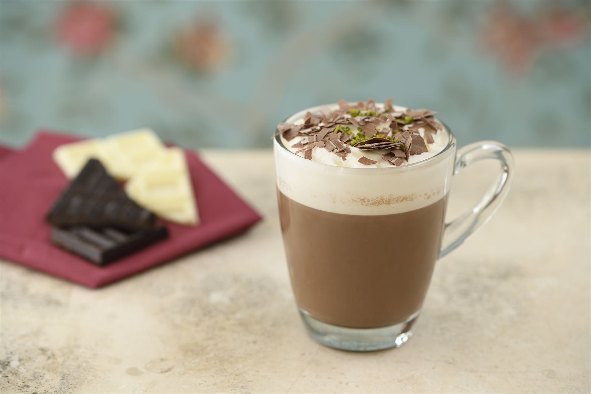 スタバのホワイトホットチョコレートとは？カロリーや頼み方を紹介 - スターバックスカスタマイズマニア