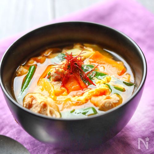 テール肉は面倒なのでカルビ肉を使い ダシダと牛乳をベースのスープを作って コムタン風うどん うどんはコシのある韓国うどんを使って コムタンカルビ肉ダシダ と牛乳のスープ具沢山韓国うどん韓国料理 Takeshi NagakiSnapdish スナップディッシュID:SPTiaaa