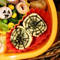 ハロウィン弁当🎃にしたかったんだけど 息子の可愛いリクエストにこたえて ✨️ ひつじのショーン🐑にしました🫶🏻💗最近からハマってるショーン♡♡ ◎海苔の肉巻き ◎カニカマ入り卵焼き ◎にんじんのナムル ◎ほうれん草の和え物 ◎ミートボール 温めるだけ◎お花の