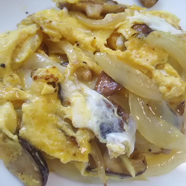 じっくり炒めた玉ねぎが美味しい♪椎茸と玉ねぎのオムレツ