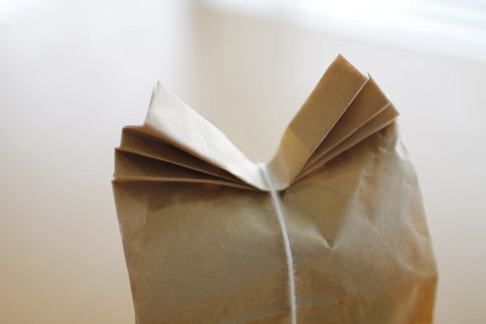 Amazonクラフト紙袋 ギフトバッグ ラッピング袋 手提げ袋 10枚セット おしゃれ ラッピング 透明窓付き 角底袋 厚手 無地 耐久性結婚式 お見舞い 誕生日 クリスマス 贈り物 果物 お菓子用 花屋 ギフトショップ ビジネス用 お土産 ビジネス用 アクセサリー 15*15*15cm