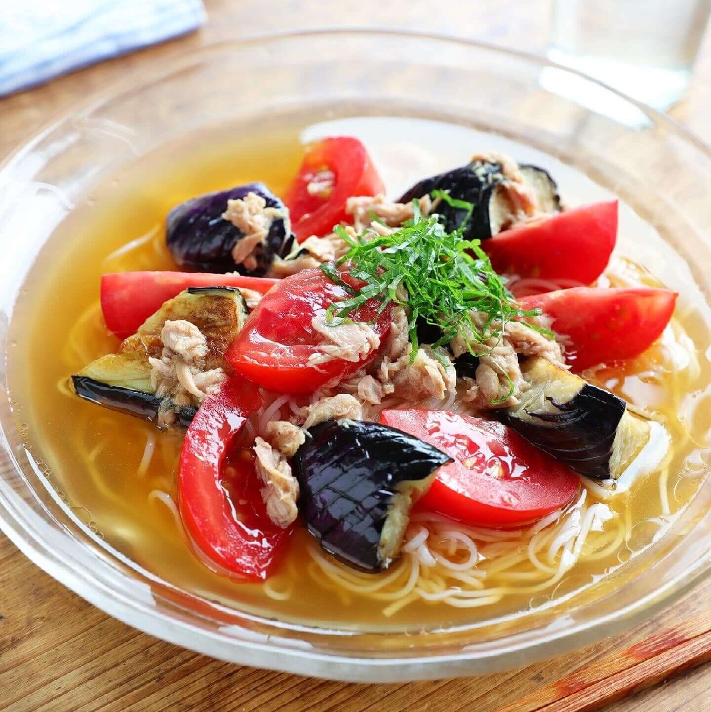 材料たった5つ「トマトそうめん」の簡単レシピ。人気アレンジも！ - macaroni