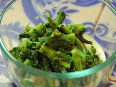 くるみの食感がアクセント♪ 菜の花とサラダチキンのマスタードあえ