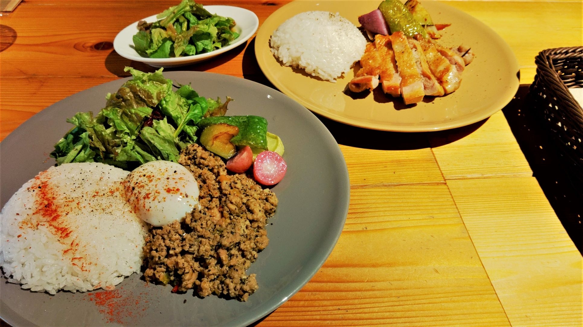 蓼科湖から車で数分のカフェレストラン「茅野茶輪 たてしな日和」へランチ訪問。ヘルシー＆やさしい味わいで地元産食材を堪能できるランチメニューは３種類。上質なスコーンと芳醇な紅茶を追加して満足感は120％に！蓼科・小淵沢・清里でおとなのランチ