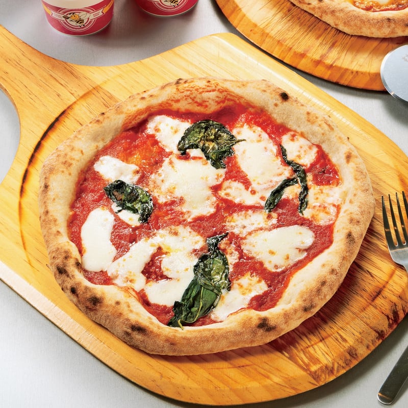 簡単もちもち米粉ピザ🍕写真を２回タップ！いつも♡ありがとうございますまだまだ暑い日が続きますね🥵 なるべくオーブンを使いたくない、そんな夏におすすめの フライパンでつくる米粉ピザをご紹介します ピザは生地を薄く伸ばすので、 そもそも、発酵は控えめで