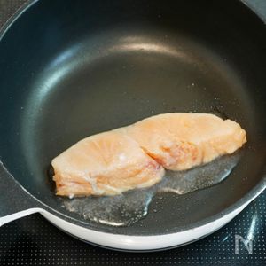 鮭のフライパンでの焼き方！身はふっくら、皮はパリッと仕上げるコツほほえみごはん-冷凍で食を豊かに-ニチレイフーズ