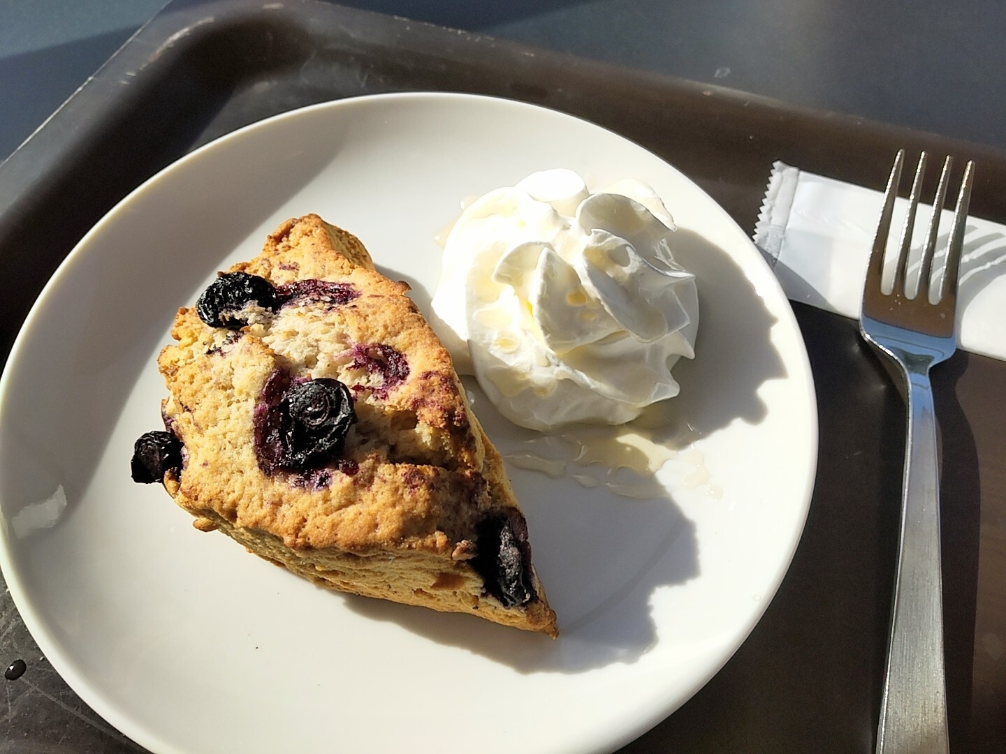 4 9 水 から「HOTEL STARBUCKS」をテーマにしたスタバのサマーシーズンが開催🌻🌤️第一弾として“いちごを超えたいちご”を体験できる「THE 苺フラペチーノ」が登場🍓！ひとくち飲むと苺を頬張ったかのようなジューシーな果実感が広がるんだとか🥹見た目も華やかでこれ