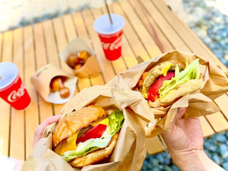 知床斜里駅から車で5分🚗 観光名所の天に続く道展望台も10分の好立地🔥 週替わりの回鍋肉も大人気！！ 知床ごはんtomoniでは定食から居酒屋メニューまで取り揃えております🌳 皆さん知床観光の際はぜひお待ちしてます！！ . 営業時間11:00-21:00 20:00lo ⏰ GWは10：30に