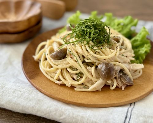 美味しく見えるパスタの盛り付け方, くるくる巻いたパスタを横長に盛り付け、ソースを均等に美しく包み込む「よこ盛り」と,巻いたパスタを垂直に高く盛り付ける「たて盛り」の方法をご紹介します。誰でも簡単にお店のような盛り付けができますよ。, ▷レシピ本,『料理をほめられたことがない人に捧げる 松尾シェフのレシピ帖』,KADOKAWA , 『シェ松尾元オーナーシェフのお料理教室』