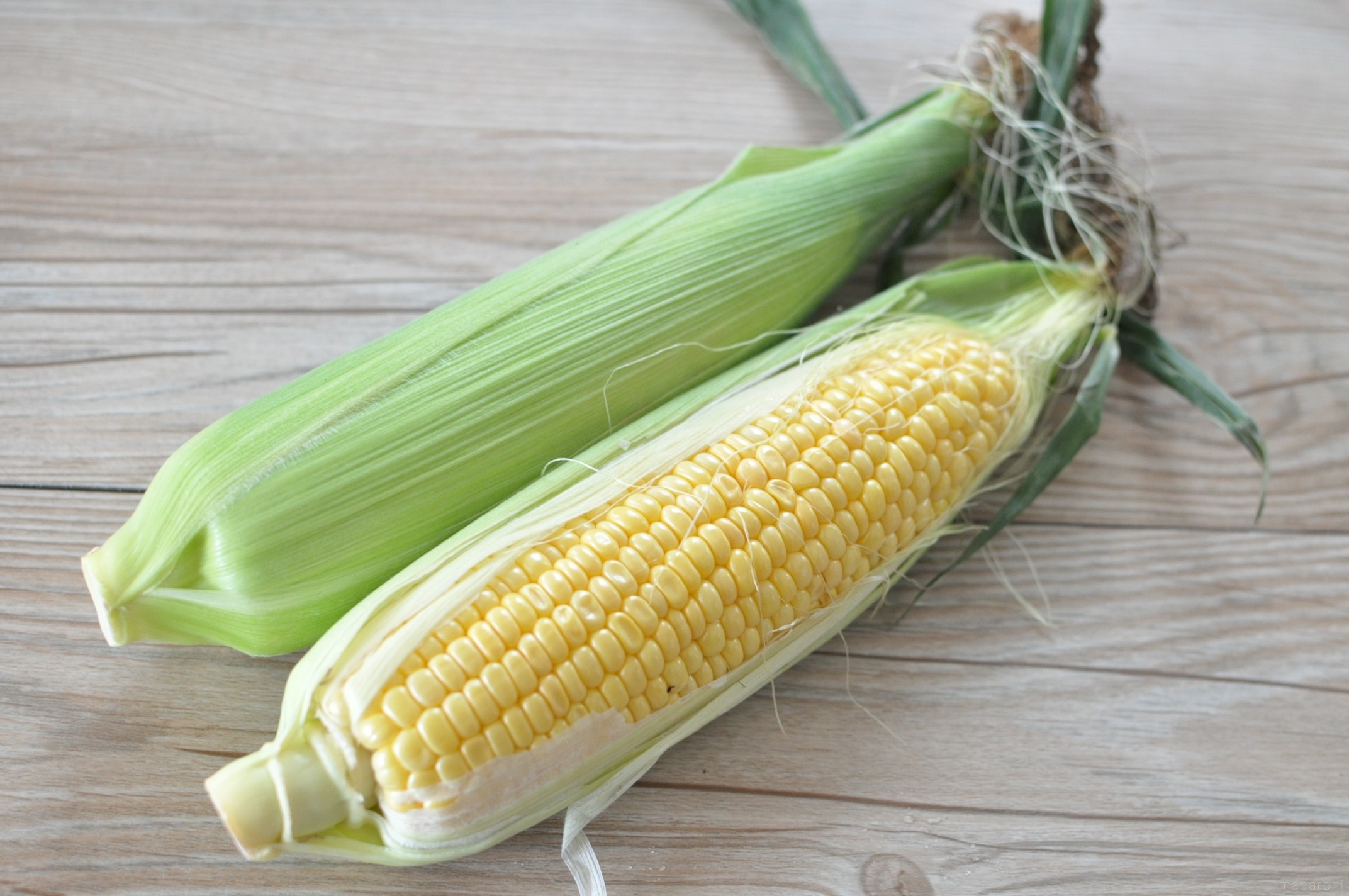 とうもろこしのゆで方 電子レンジで甘くジューシーにゆでるコツを解説 - macaroni