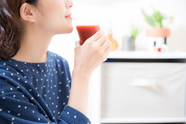 トマトジュースとオリーブオイルを一緒に摂るメリットとデメリットを紹介