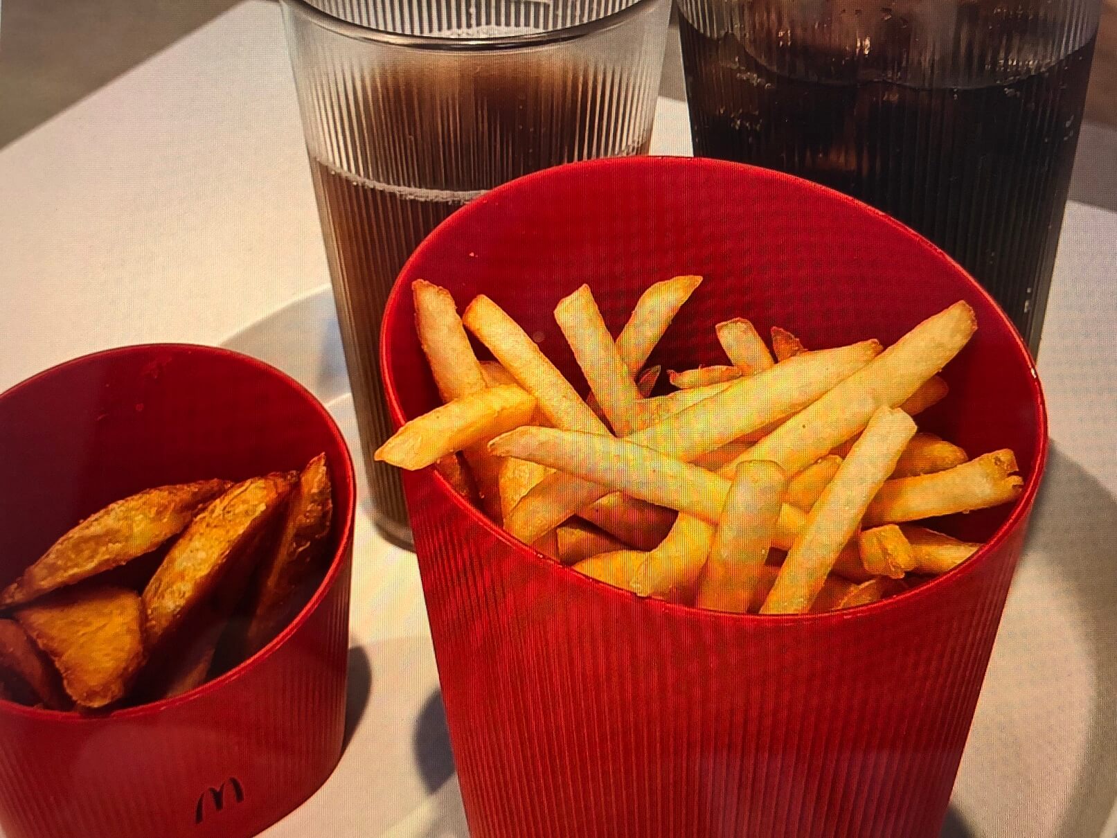 久しぶりのパリフランス滞在初日の晩はマクドナルド。前回はビールも注文出来たのですが、ここの店舗にはなかったです。注文したのはフランスマクドナルド 限定のロイヤルマックセット。 104か国渡航。マクドナルドがある国では必ずといっていいほどマクドナルド利用してい