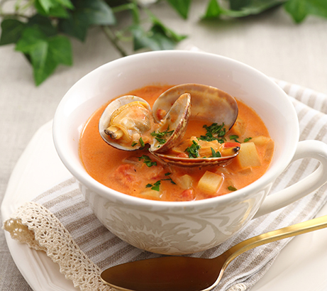 アメリカ生まれの有名なスープ「クラムチャウダー」とは？特徴やレシピ、おすすめ献立を紹介 - macaroni