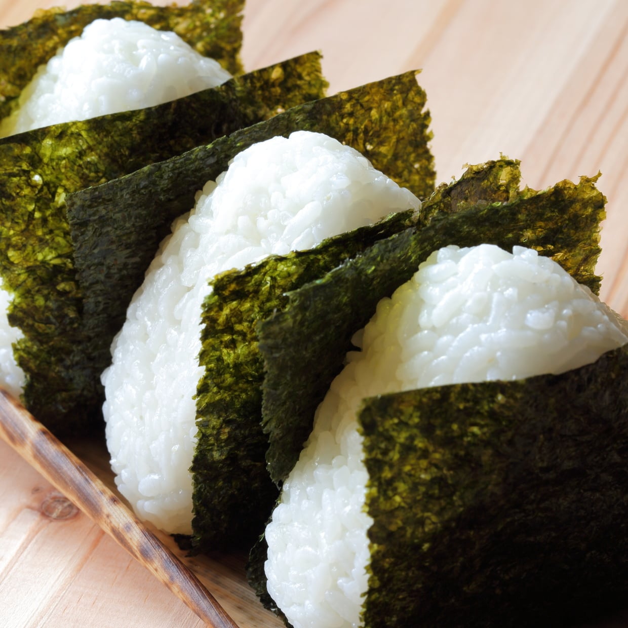 アルミホイルの無駄を省いて値上げに対抗！あさイチで紹介された、おにぎりの包み方に変えました。EASYLIFE研究所