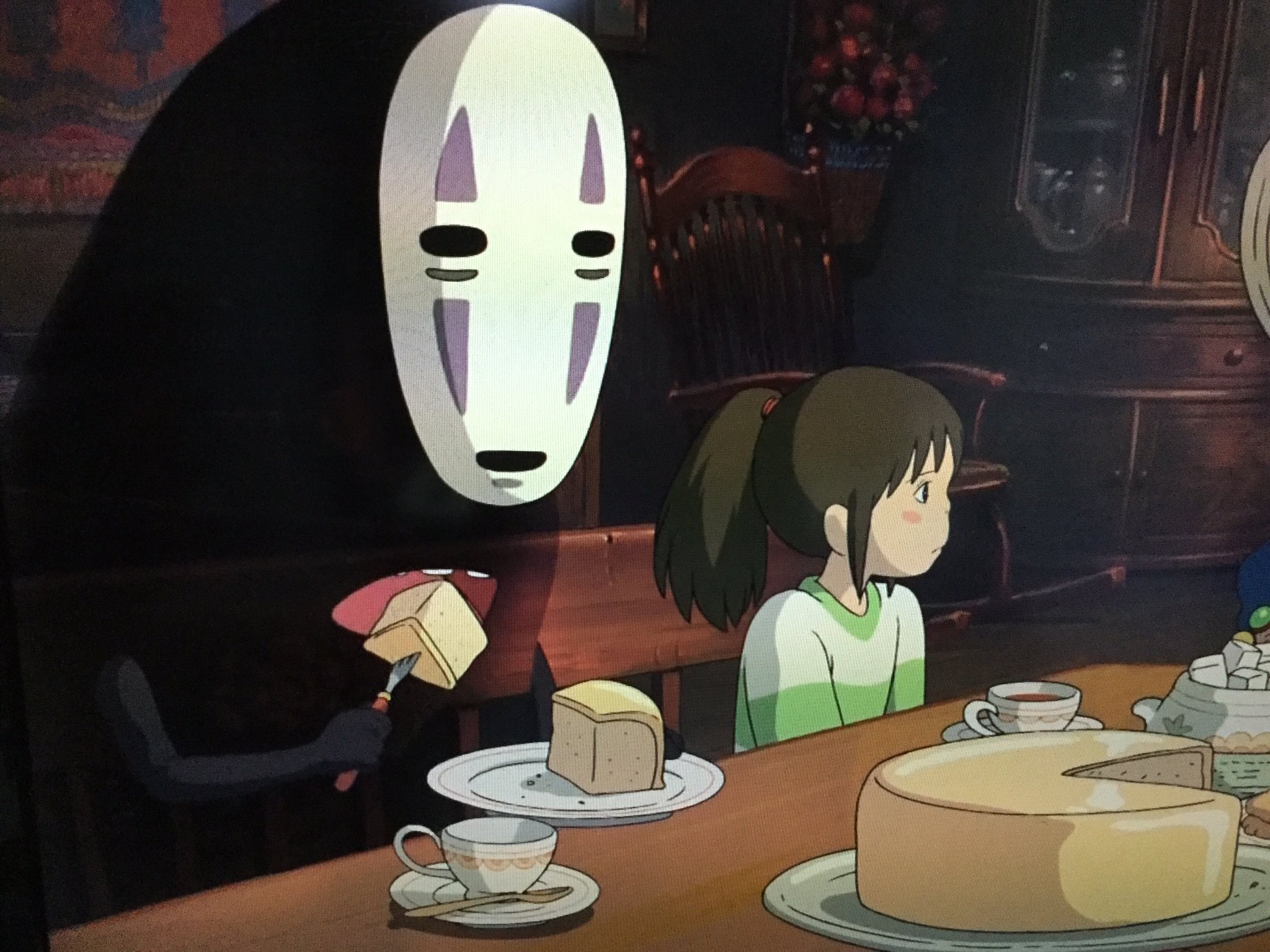 カオナシ大好きな私 チーズケーキを銭婆のお家で頬張ってるカオナシ大好きな私 何これ可愛すぎやろがい！！！！！😭