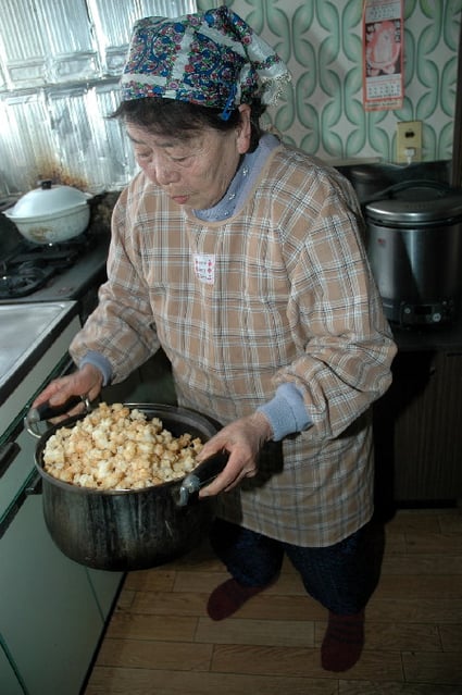 食材3つで味付け不要❤︎ アンチエイジング効果！はんぺんクリチのカラフルあられ揚げ