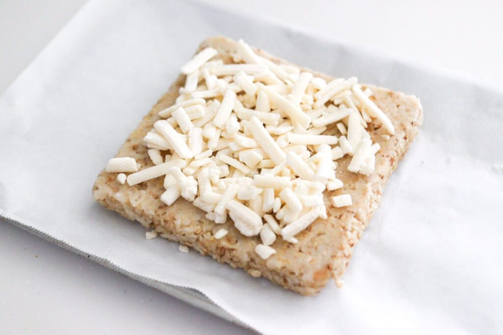 かんたんオートミールレシピ😋, ✅材料２つ, ✅卵不使用, ✅朝ごはんにピッタリ, 卵を使わず、, 材料２つでふわふわ蒸しパンに！, 忙しい朝や、,子どものおやつにもピッタリ！, -—————————————, 卵なしオートミールの蒸しパン, ——————————, 1食分,おなつさんと作ったオートミールのパンケーキ粉60g, 牛乳 植物性ミルクでも60ml, ,