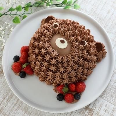 チョコレートクリームのデコレーションケーキ