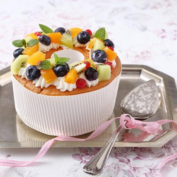 ＼セリアのシリコン型でシフォンケーキ作り🫖🍑 , 卵1つでふわふわ紅茶シフォンケーキを焼きました🥚,私の動画を見て、実際に「セリアで買ってきました~!!」と言ってくださった方も🫣✨️,手軽に揃えられる材料で作れるので、お菓子作り初心者の方でも挑戦しやすいレシピとなっております🫶🏻 , しっとりふわっふわです🥹🤎,