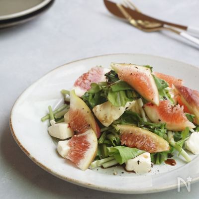 楽めし ルッコラとピーナッツのサラダ 本当に簡単すぎなのに美味しい😊 ルッコラ買ったら是非お試しをドレッシングのポン酢とオリーブオイルは好きな割合で 塩とレモンとオイルとかの時はそれぞれ別にかけて ひと口ごとに違う風味を楽しむのも好きだけどポン酢と