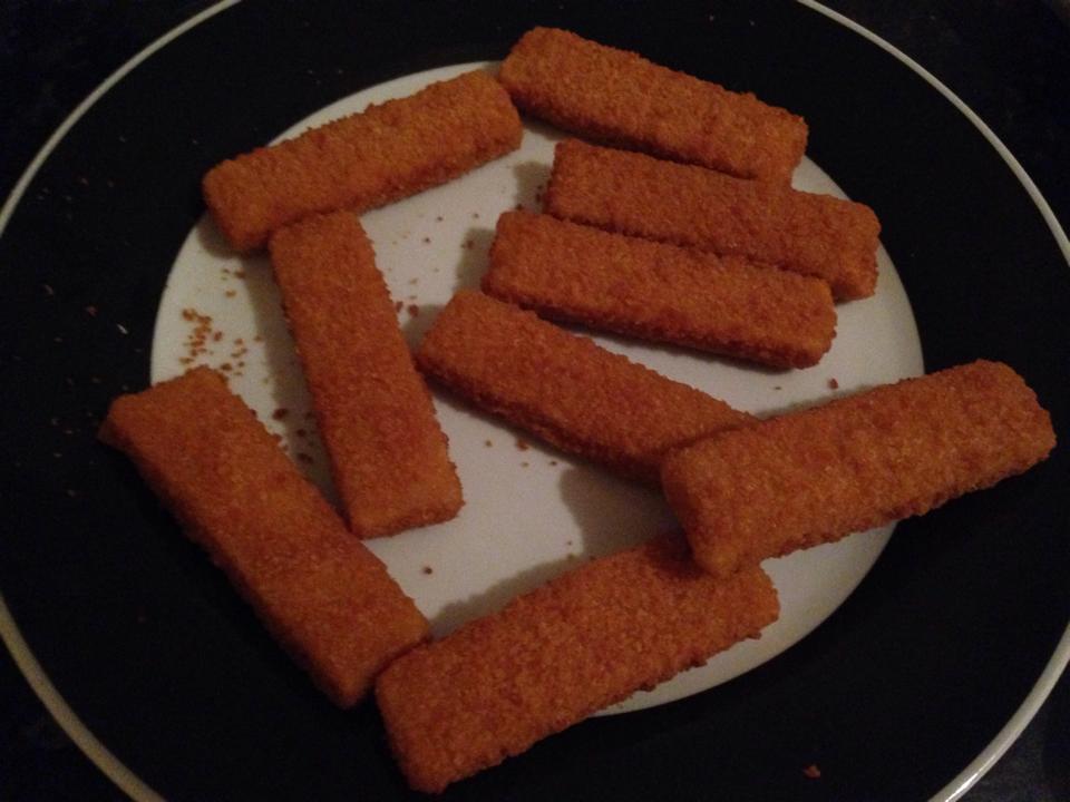 IKEAのフィッシュナゲット 冷凍のまま6〜7分油で揚げるだけ。結構美味しいのよね。 もちろんMSC認証付き。ジャガイモを添えれば フィッシュアンドチップスね。フィッシュナゲットIKEAフードMSC認証