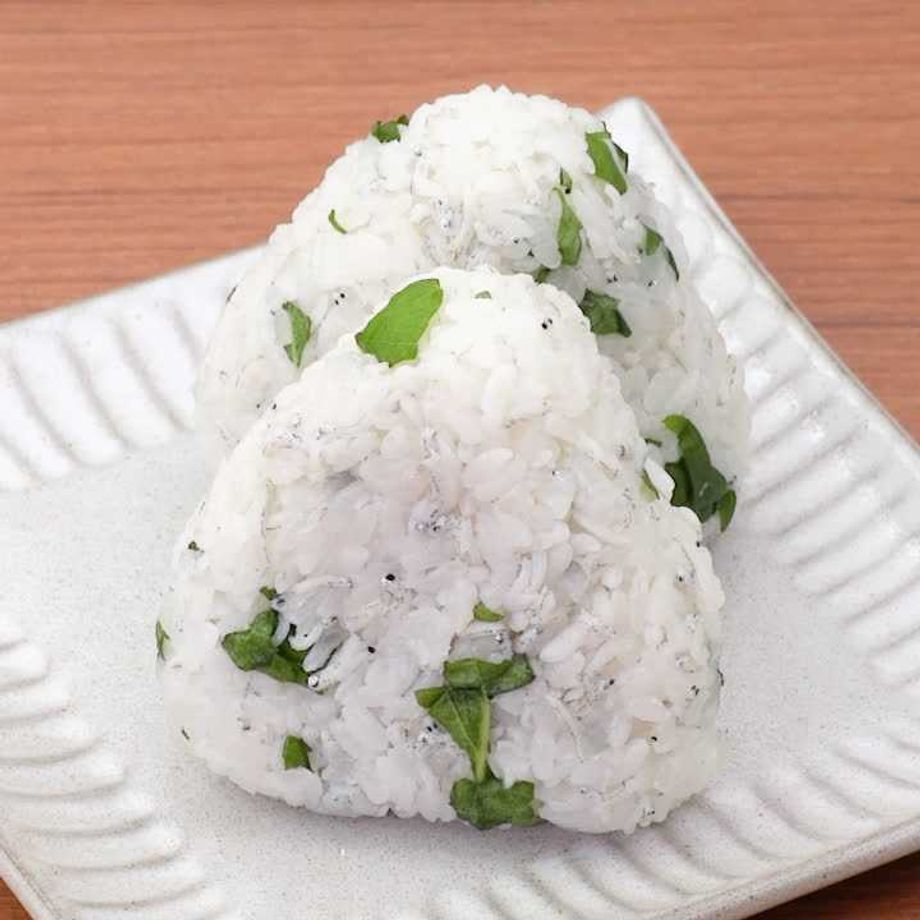 しらす梅干し大葉でおにぎり Onigiri with umeboshi, shirasu and shisoごちそうおにぎりyummyhomemadehealthyonigiriumeboshishisoshirasuおいしいおにぎりおむすび梅干し大葉しらすマカロニメイトフーディーテーブル手作り 緊急事態