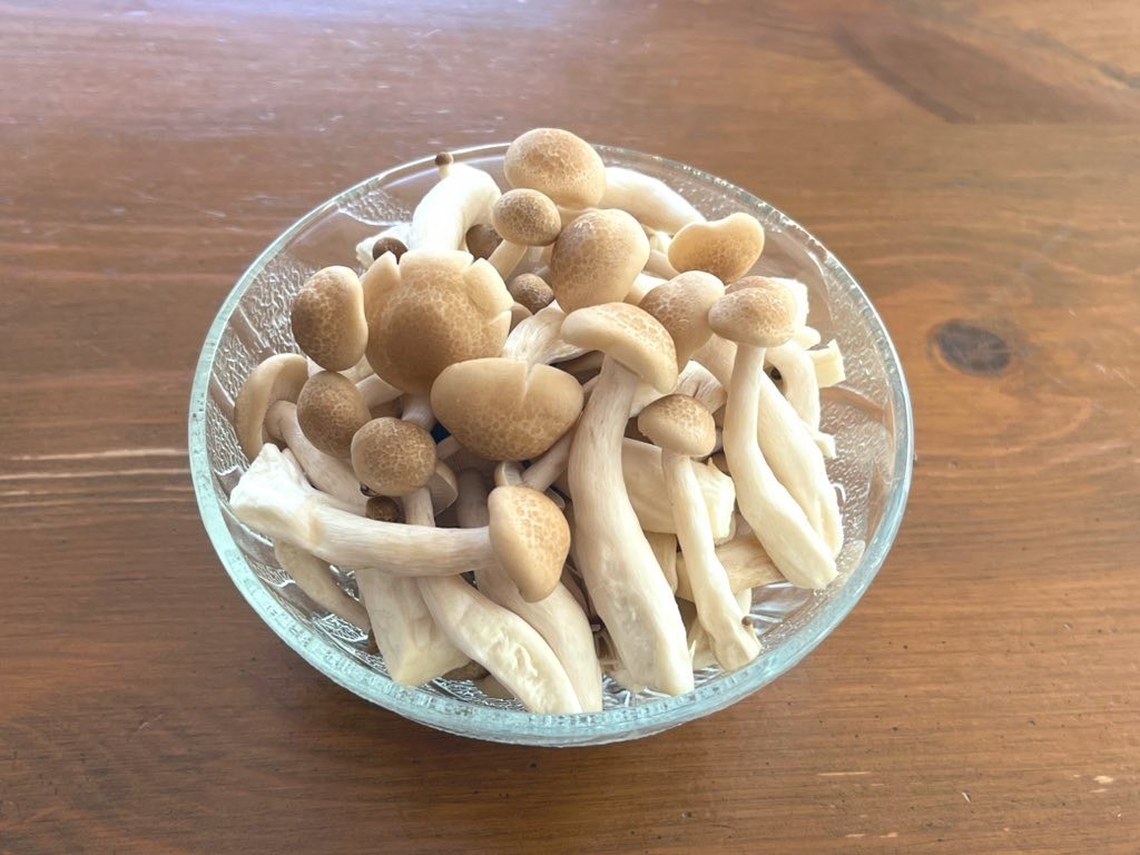 ぶなしめじの切り方、下ごしらえの仕方 ぶなしめじを無駄なく使う切り方もご紹介！ONIGO通信スーパー価格で、すぐ届く。ONIGO