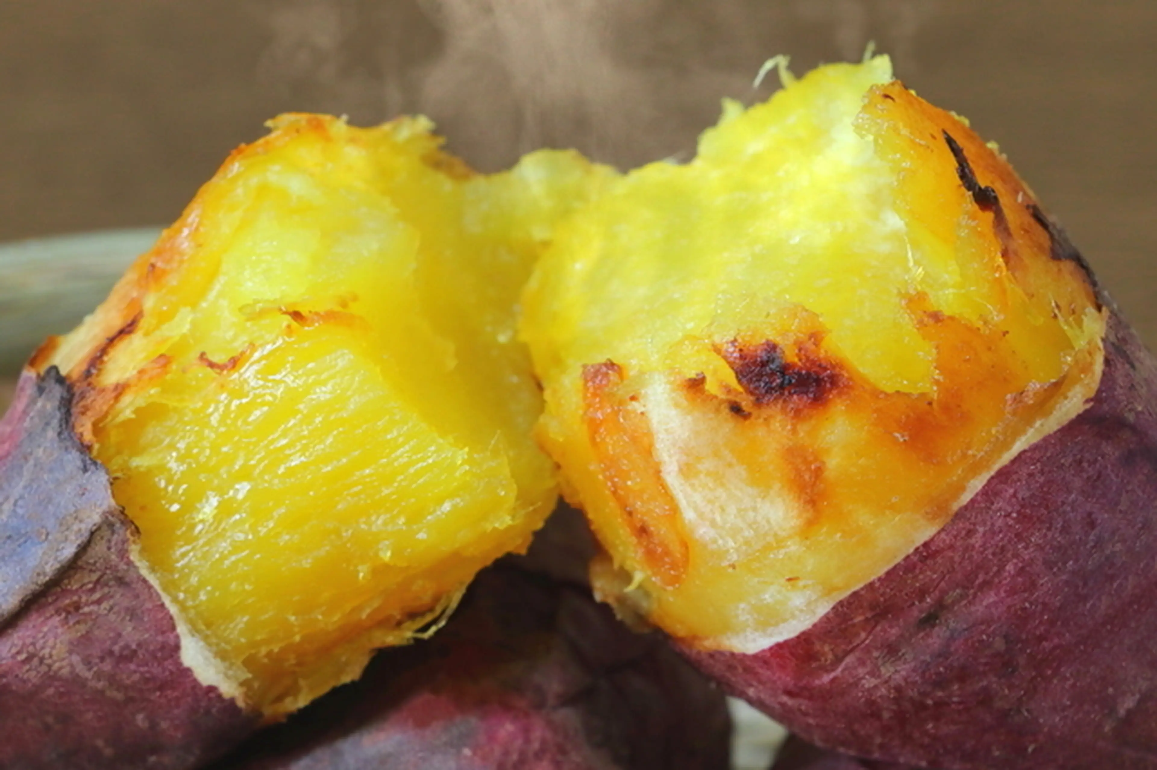 キャンプでの焼き芋のつくり方！焚き火やダッチオーブンおいしいレシピキャンプ・アウトドア情報メディアhinata