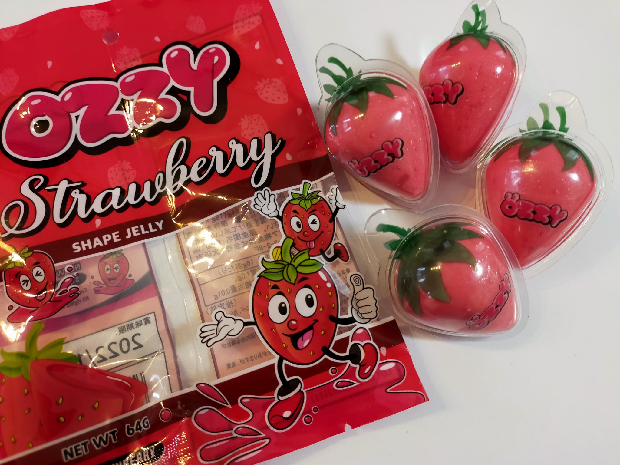 いちごグミだって、こんなに種類があると、 よくわからないよね 偽物とか本物とか言う言い方は、あんまり好きじゃない。だって、これを作ってるメーカーさんに失礼だからさ。 偽物の地球グミって言わないであげてね 今日もたくさんのご来店