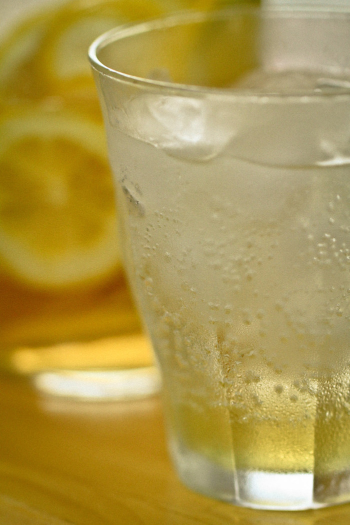 朝1杯のレモン水でスッキリ爽やか！「レモンウォーター」の作り方・アレンジキナリノ