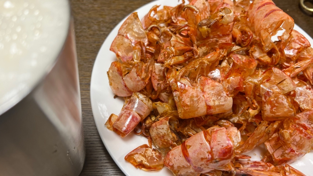 ㊗️超簡単レシピ付き㊗️ お久しぶりの赤海老漬け丼‼️ . 赤海老は殻を剥いて料理酒につけて 10分後取り出す . キッチンペーパー等で水気を取る .爪楊枝で背腸をとる . タッパーに三種の神器 ☆醤油大さじ1.5 ☆ごま油大さじ1.5 ☆昆布茶小さじ1 を入れてよく混ぜて 赤